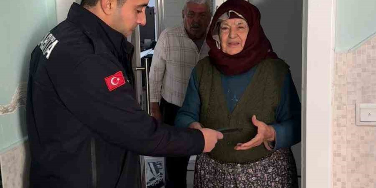 Yaşlı Kadının Pazarda Kaybettiği Cüzdanı Bulup Evinde Teslim Ettiler
