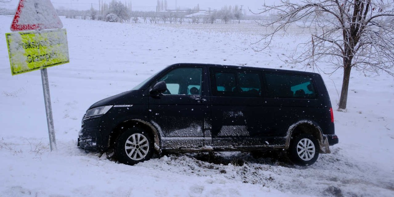 Karaman’da Karlı Yolda Kontrolden Çıkan Minibüs Şarampole İndi