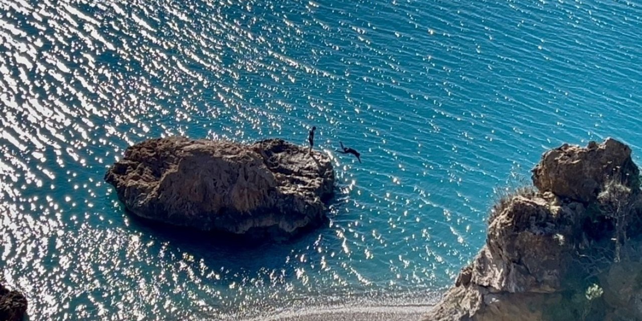 Türkiye Kar Tatilindeyken Antalya’da Öğrenciler Deniz Keyfi Yaptı