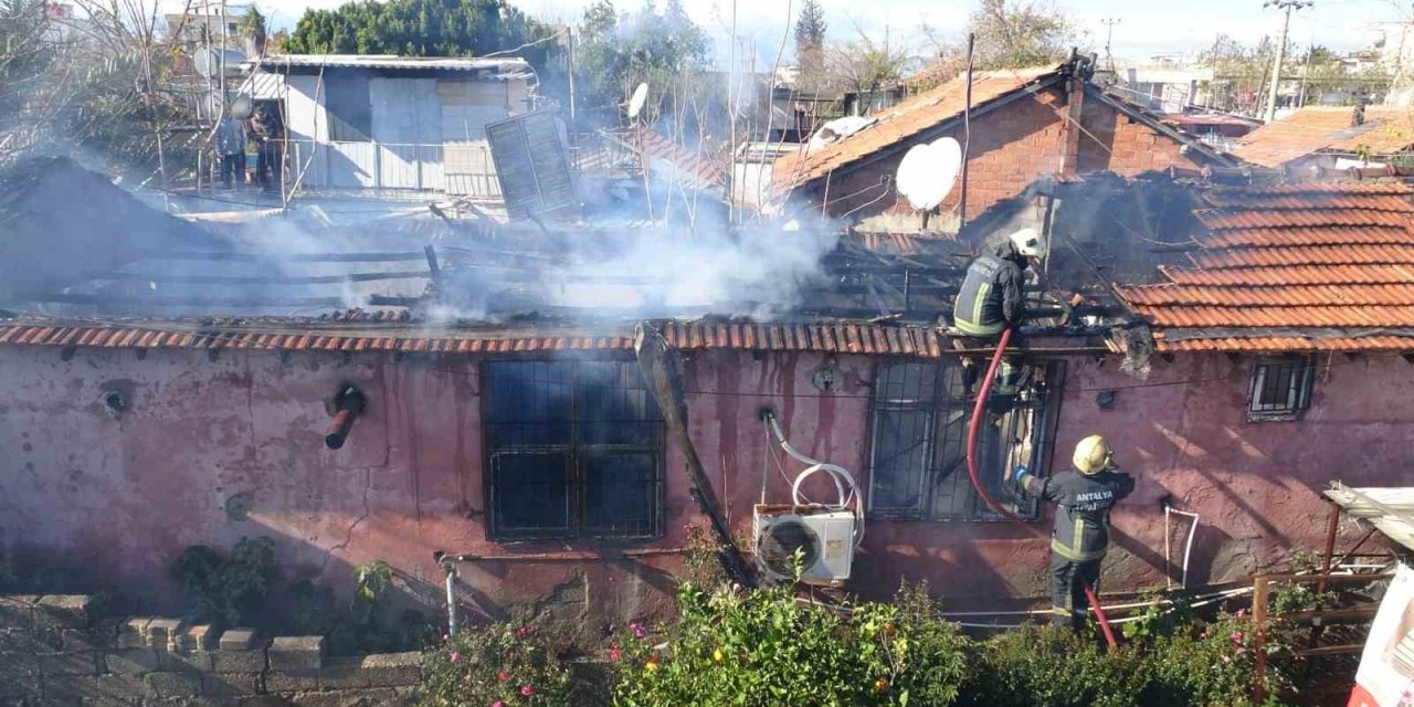 Evlerinin Yanışını Gözyaşları İçinde İzledi