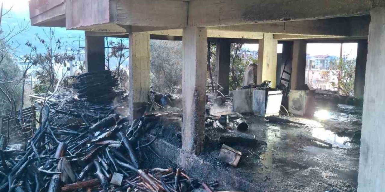 Alanya’da Müstakil Evin Odunluğunda Çıkan Yangını İtfaiye Söndürdü