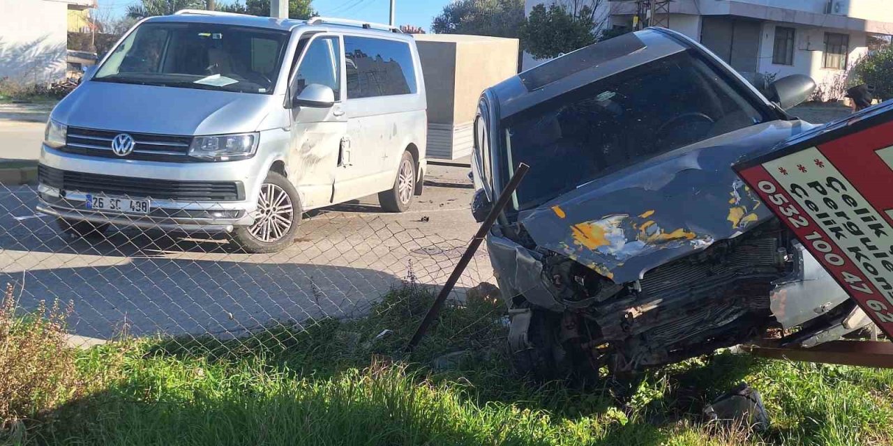 Serik’te Otomobil İle Minibüs Çarpıştı: 1 Yaralı