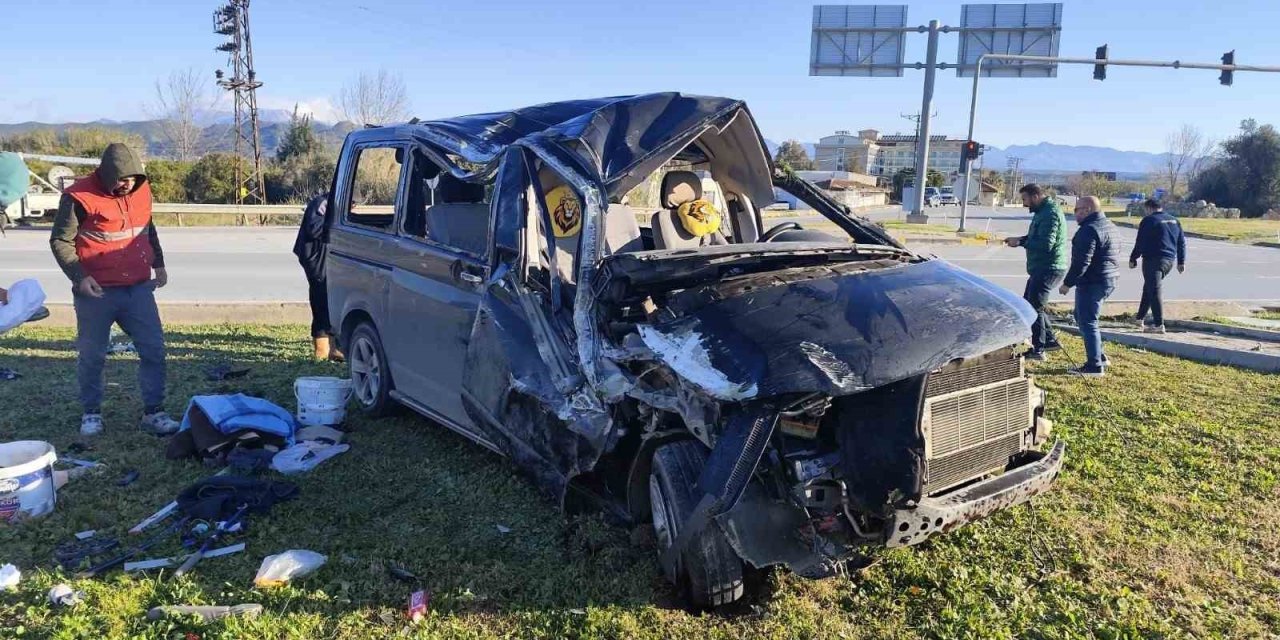 Kırmızı Işık İhlali Yapan Aracın Çarptığı Minibüs Devrildi: 5 Yaralı