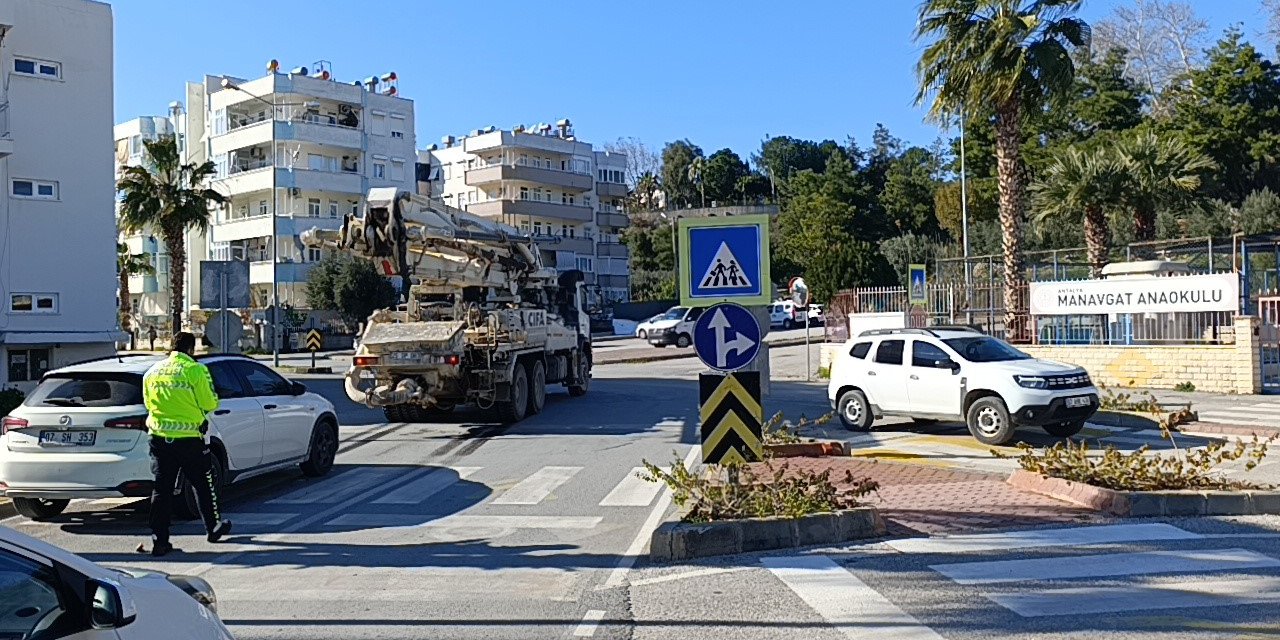 Motosiklet Beton Kamyonuna Çarptı: 1 Yaralı