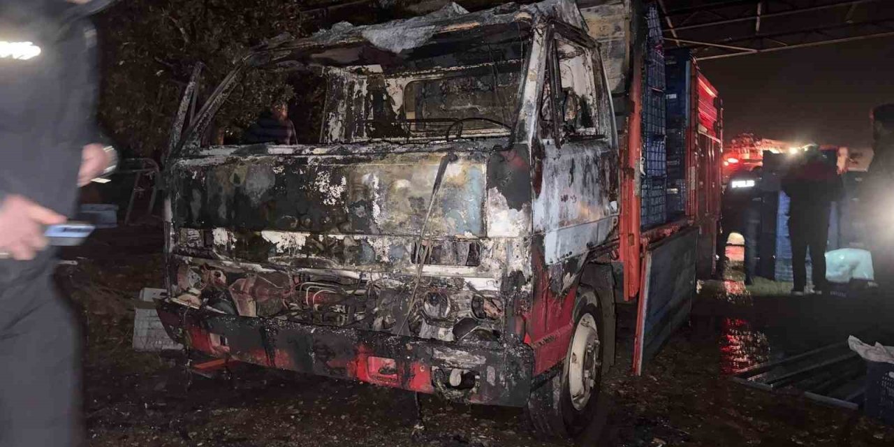 Park Halindeyken Yanan Kamyonet Kullanılamaz Hale Geldi