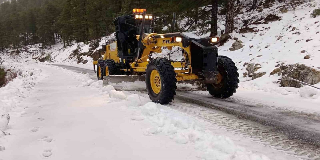 Alanya’nın Yüksek Kesimlerinde Karla Mücadele Çalışması Sürüyor