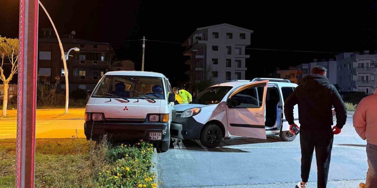 Gazipaşa’da İki Kamyonet Çarpıştı: 1 Yaralı