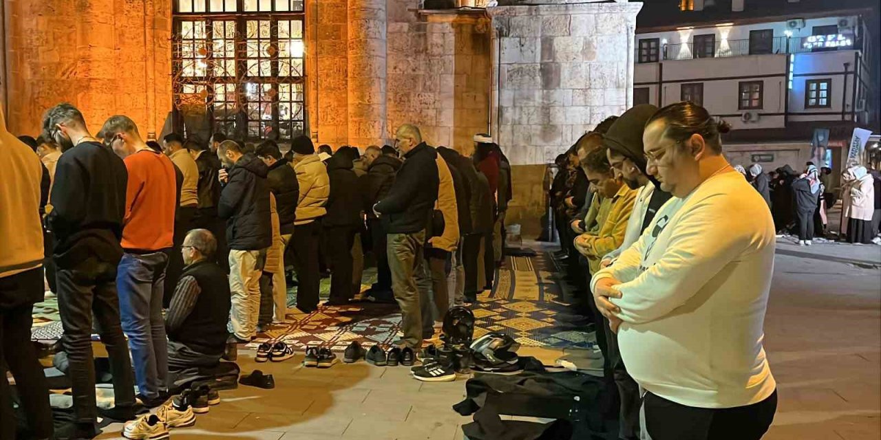 Konya’da Miraç Kandili’nde Vatandaşlar Camilere Akın Etti