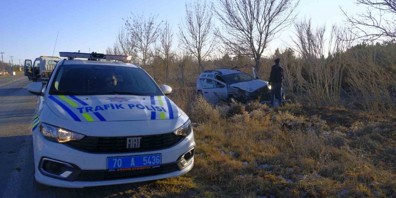 Kontrolden Çıkan Cip Trafik Levhalarını Devirdi
