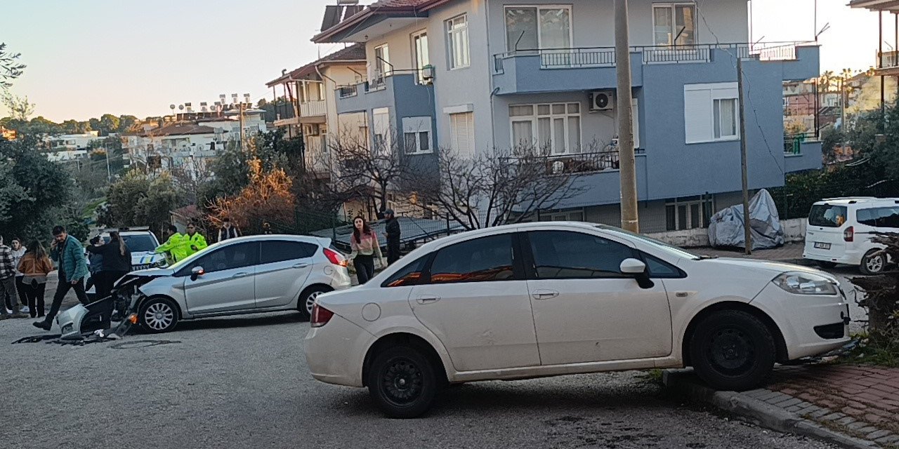 Manavgat’ta İki Otomobil Kavşakta Çarpıştı: 2 Yaralı