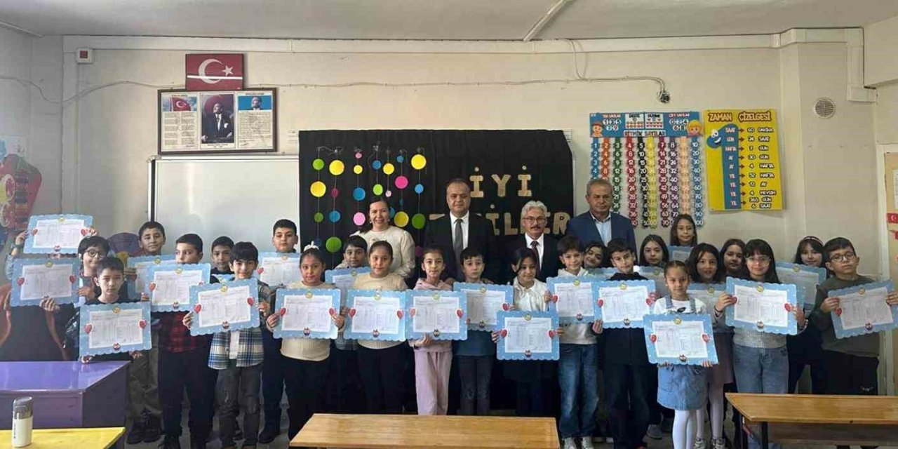 Kaymakamı Çelikkol Çocukların Karne Sevincine Ortak Oldu