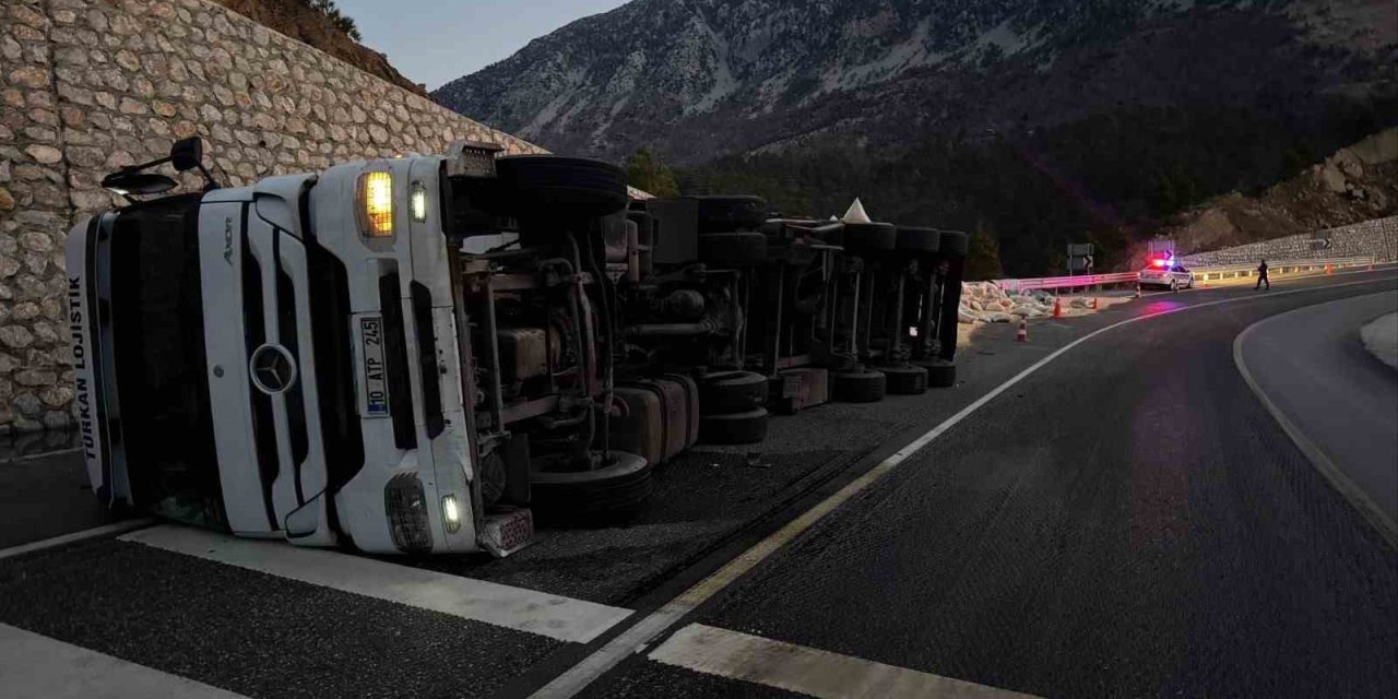 Karayolunda Yem Yüklü Tır Devrildi: 2 Yaralı