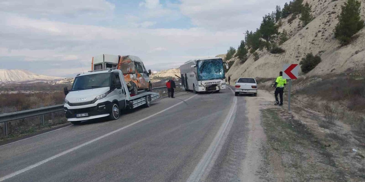 Mersin’de Otobüsle Minibüs Çarpıştı, Kaza Ucuz Atlatıldı: 2 Yaralı