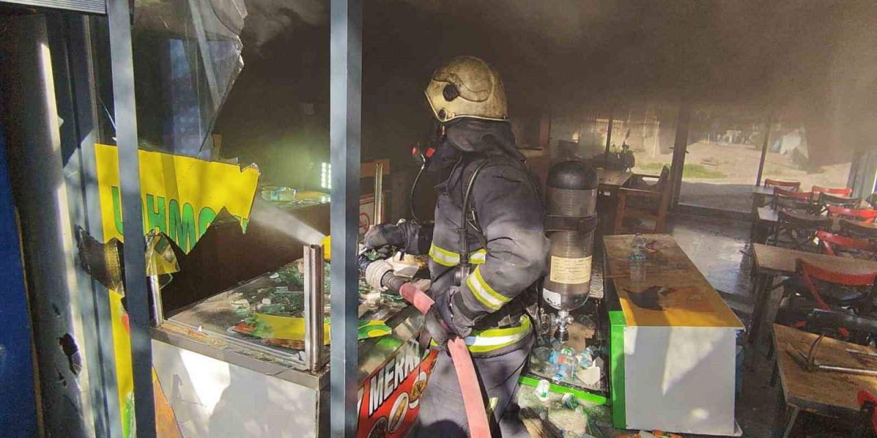 Antalya’da İşyerini Kendini Kilitleyip Yangın Çıkaran Pideci, Camları Kırıp İçeriye Giren İtfaiye Ekiplerince Baygın Bulundu