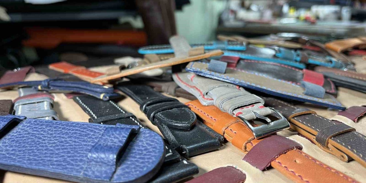 Deri Ve Sanatı Buluşturup El Emeğiyle Saat Kordonu Yapıyor