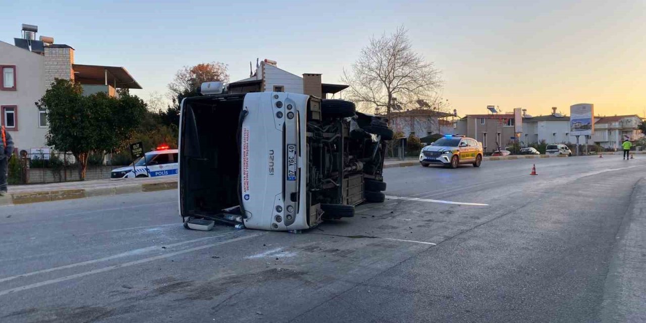 Antalya’da Midibüs İle Otomobil Çarpıştı: 3 Yaralı