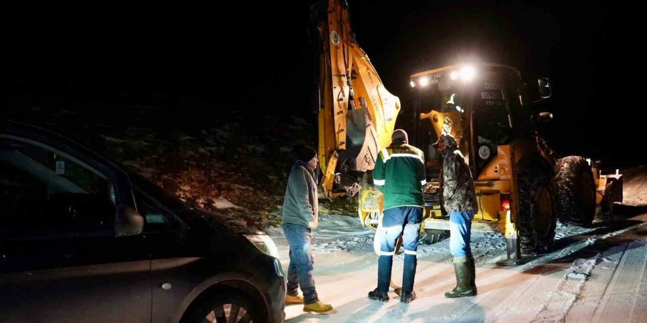 Araçlarıyla Karlı Ve Buzlu Yolda Mahsur Kalanları Ekipler Kurtardı