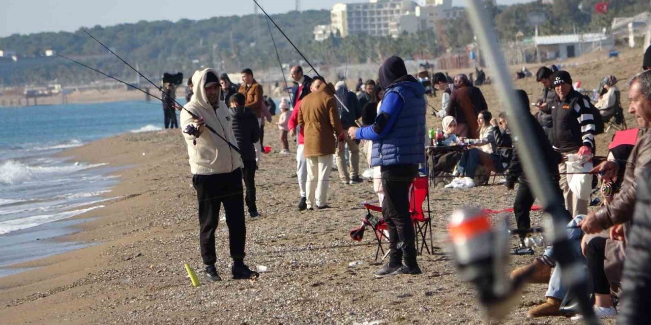Antalya’da Sahile Akın Eden Vatandaşlar Güneşin Tadını Çıkardı