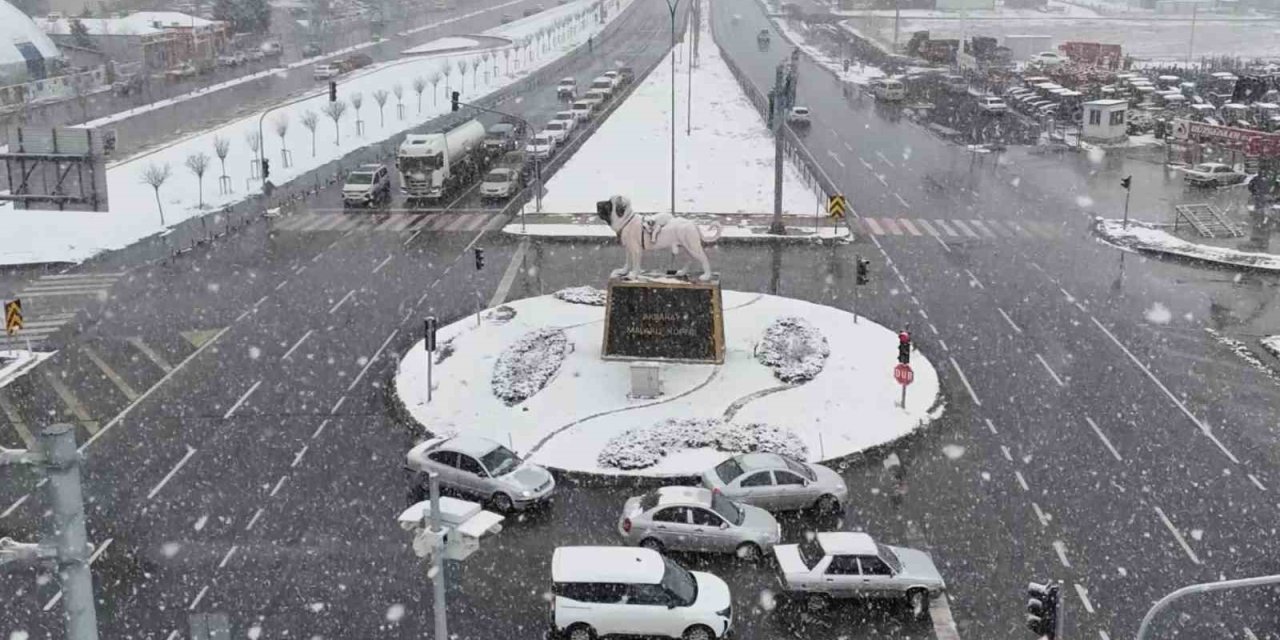 Aksaray Yağan Karla Beyaza Büründü