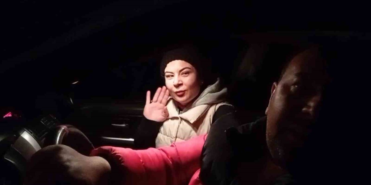 Mersin’de Araçlarıyla Karlı Yolda Mahsur Kalan Çift Kurtarıldı