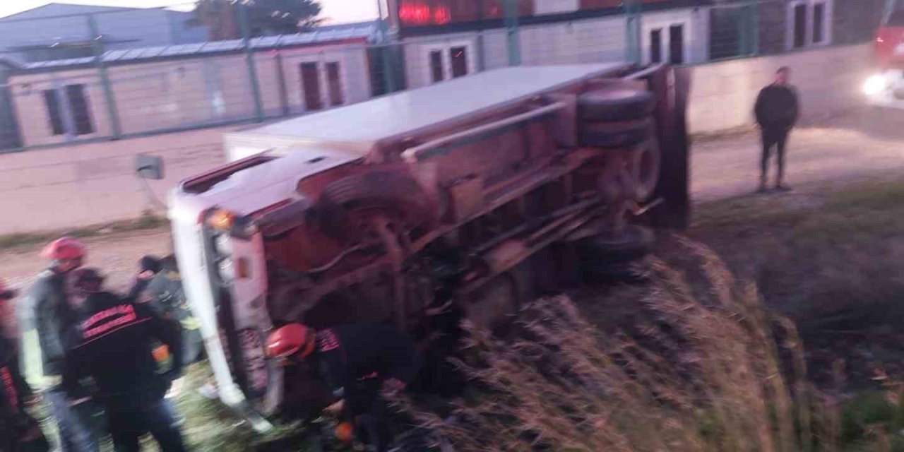 Serik’te Devrilen Kamyonetin Sürücüsü Ağır Yaralandı