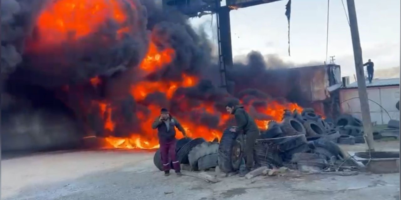 Oto Lastikçide Yangın: D-400’ü Kara Dumanlar Kapladı