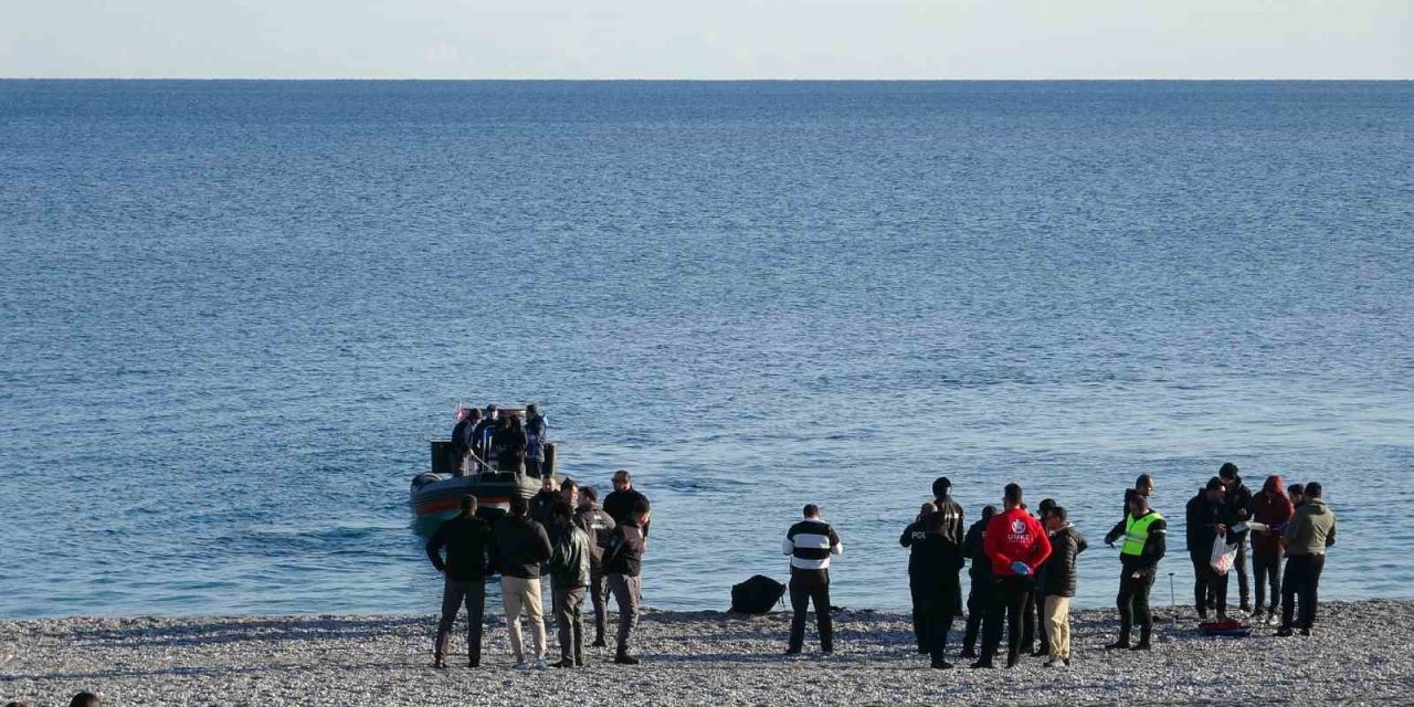 Antalya’da Balık Tutan Vatandaşların Oltasına Ceset Takıldı