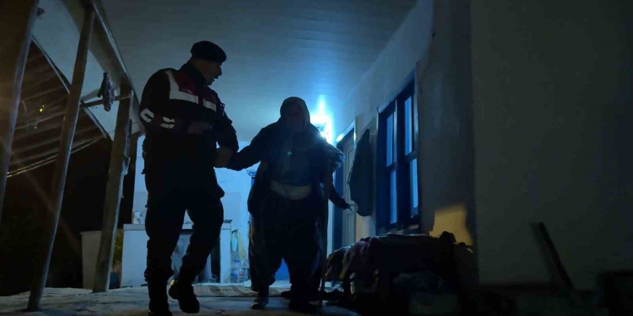 Antalya’da Evleri Tehdit Eden Orman Yangını Kontrol Altına Alındı