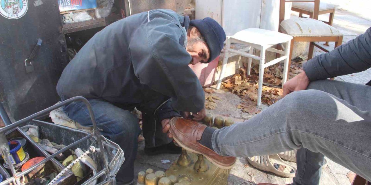 67 Yaşındaki Ayakkabı Boyacısı Ekmek Mücadelesi Veriyor