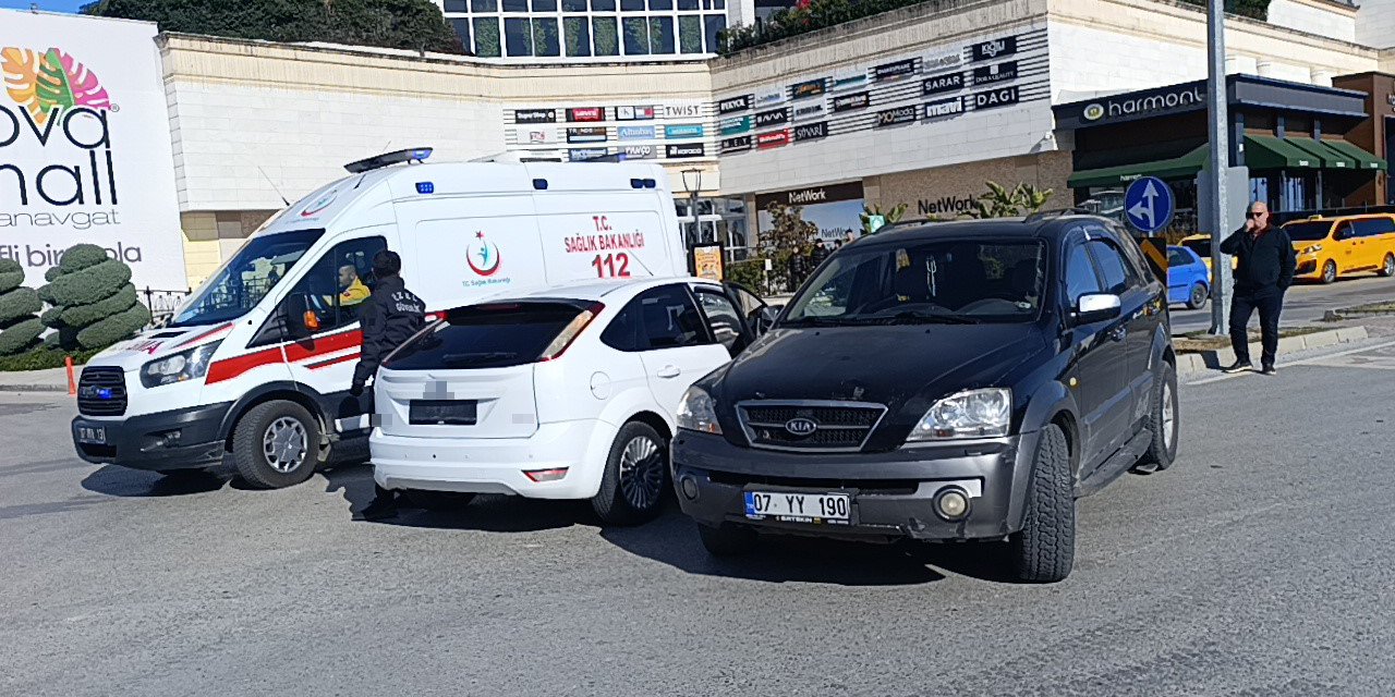 Antalya’da İki Otomobilin Çarpıştığı Kazada Aynı Aileden 3 Kişi Yaralandı