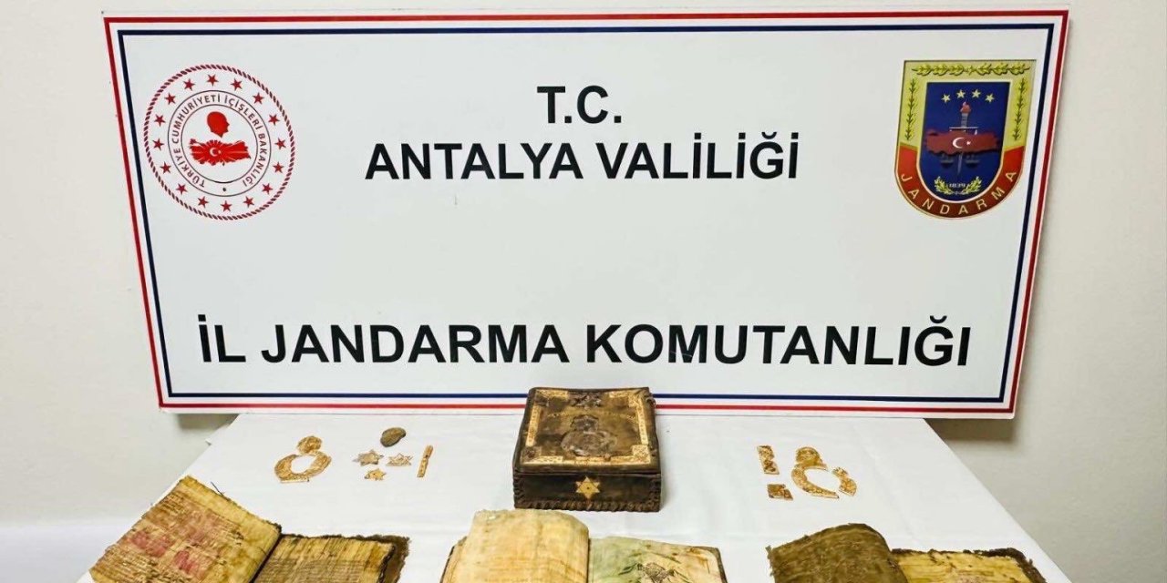 Antalya’da Durdurulan Araçtan Tarihi Kur’an-ı Kerim Ve Tarihi Eser Çıktı