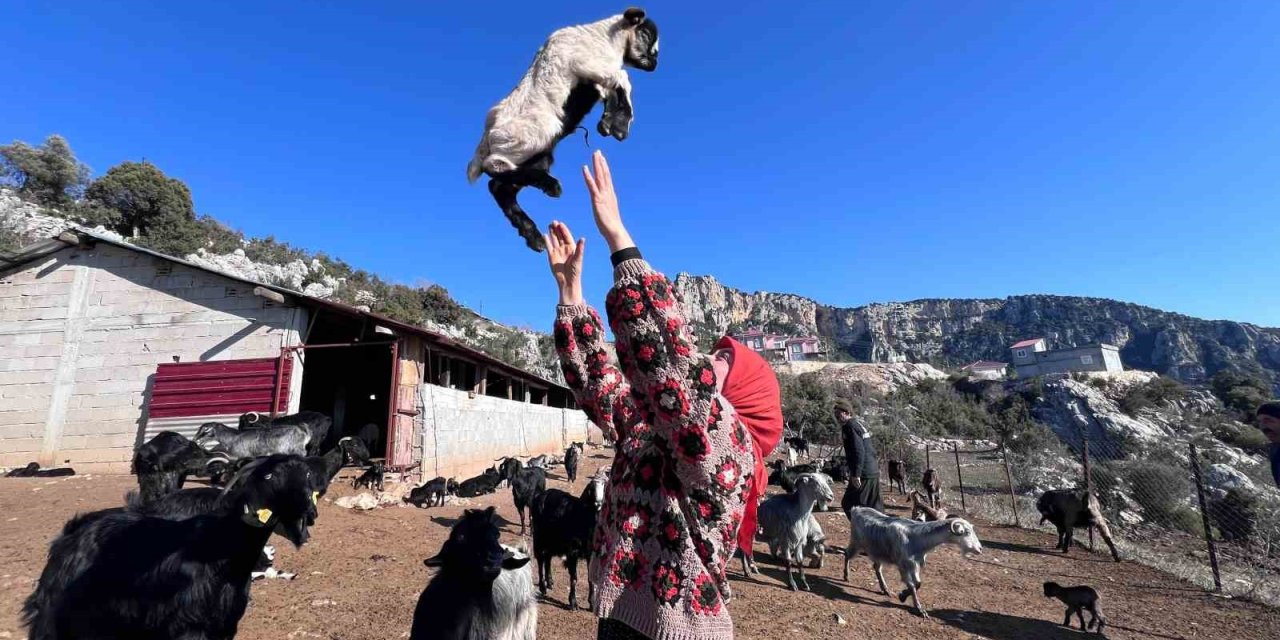 Mersinli Yörük Kızı, Baba Mesleğiyle Kültürünü Yaşatıyor