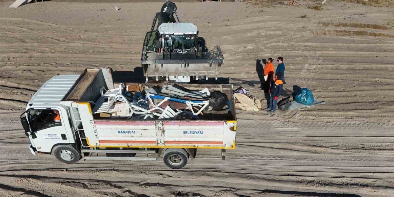 5 Saatte Sahilden 52 Torba Çöp Topladılar