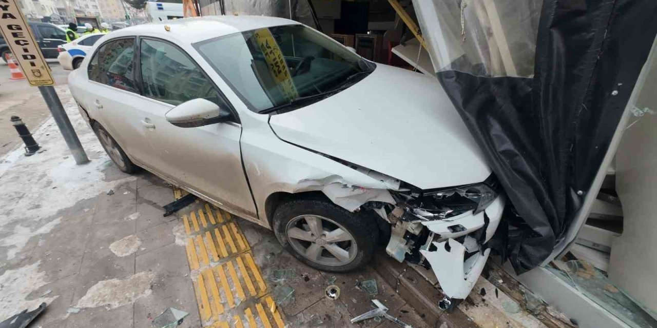 Karaman'da Otomobil İş Yerine Daldı