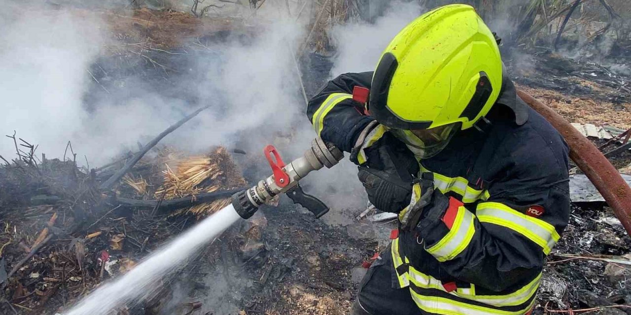 Hurdalıkta Çıkan Yangın Gökyüzünü Kara Dumanla Kapladı