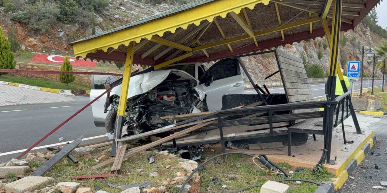 Antalya’da Otomobil Jandarma Bekleme Noktasına Çarptı: 4 Yaralı