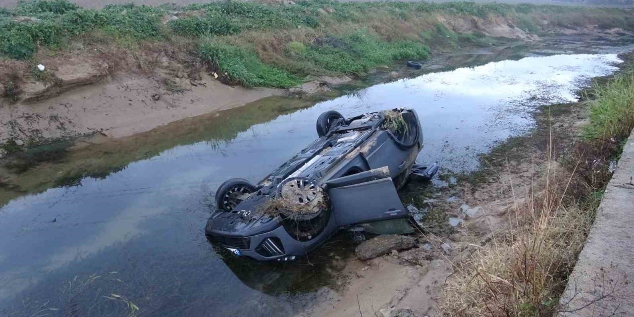 Kayganlaşan Yolda Kontrolden Çıkan Araç Kanala Uçtu