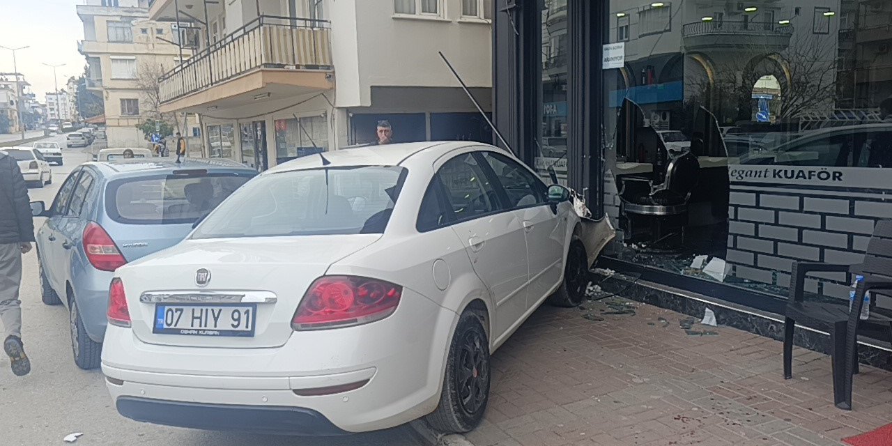 Otomobil Kuaför Dükkanına Daldı: Çalışanlar Kaçtı, Müşteri Fotoğraf Çekti