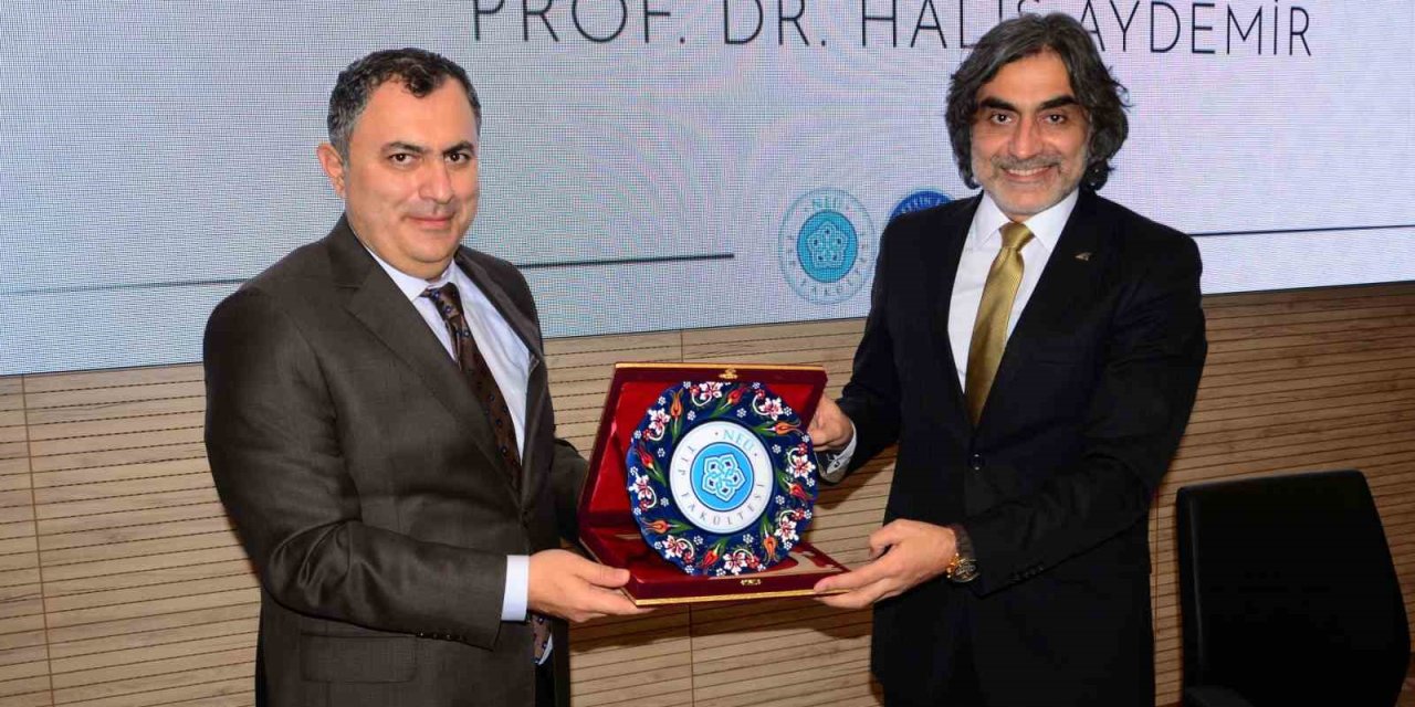 Neü’de "modern Dünyada Duruş Sahibi Olmak" Konuşuldu