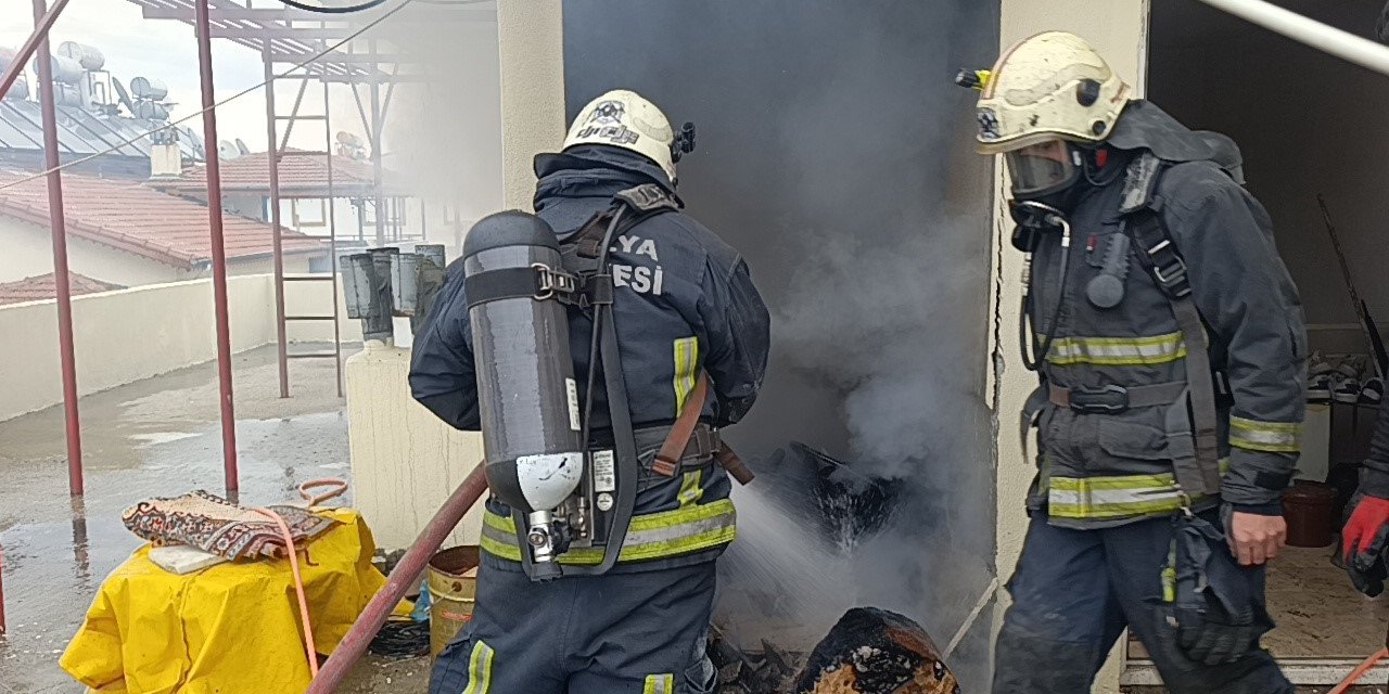 Antalya’da 5 Katlı Apartmanın Çatı Katında Korkutan Yangın