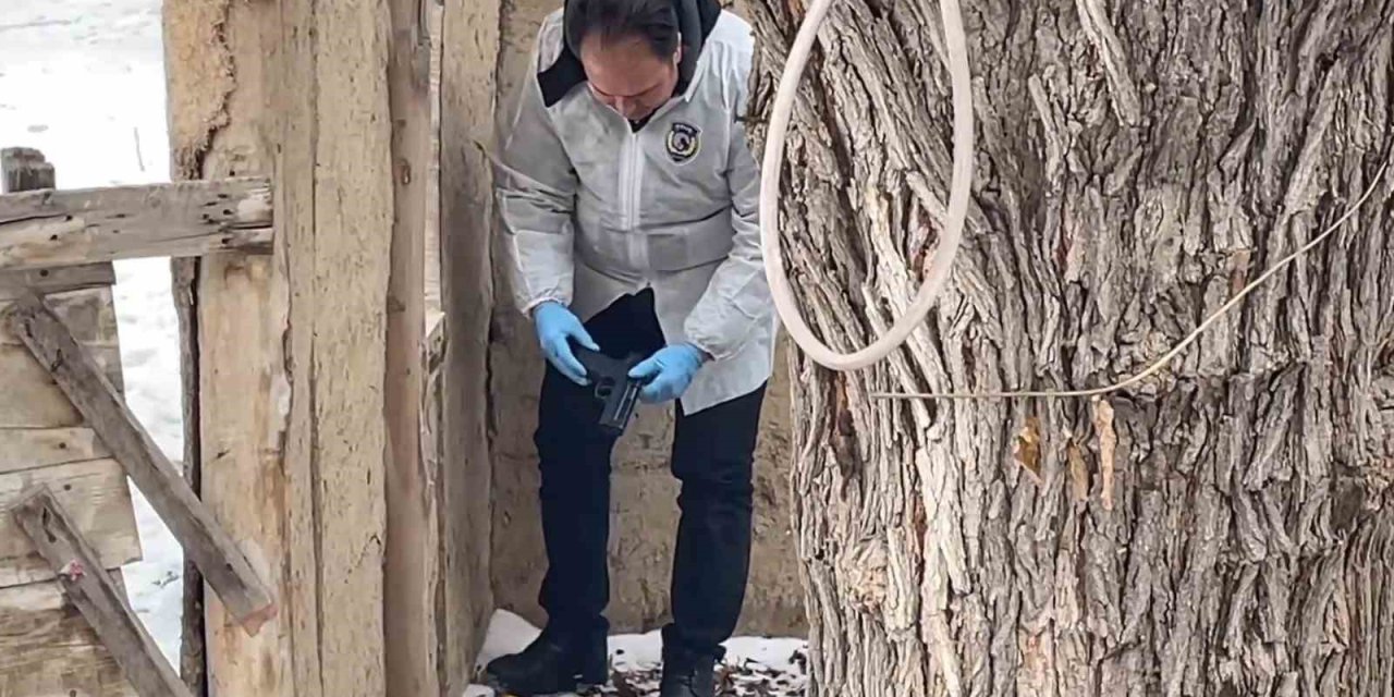 Karaman’da Polisten Kaçarken Metruk Eve Tabanca Atan 2 Şüpheli Yakalandı