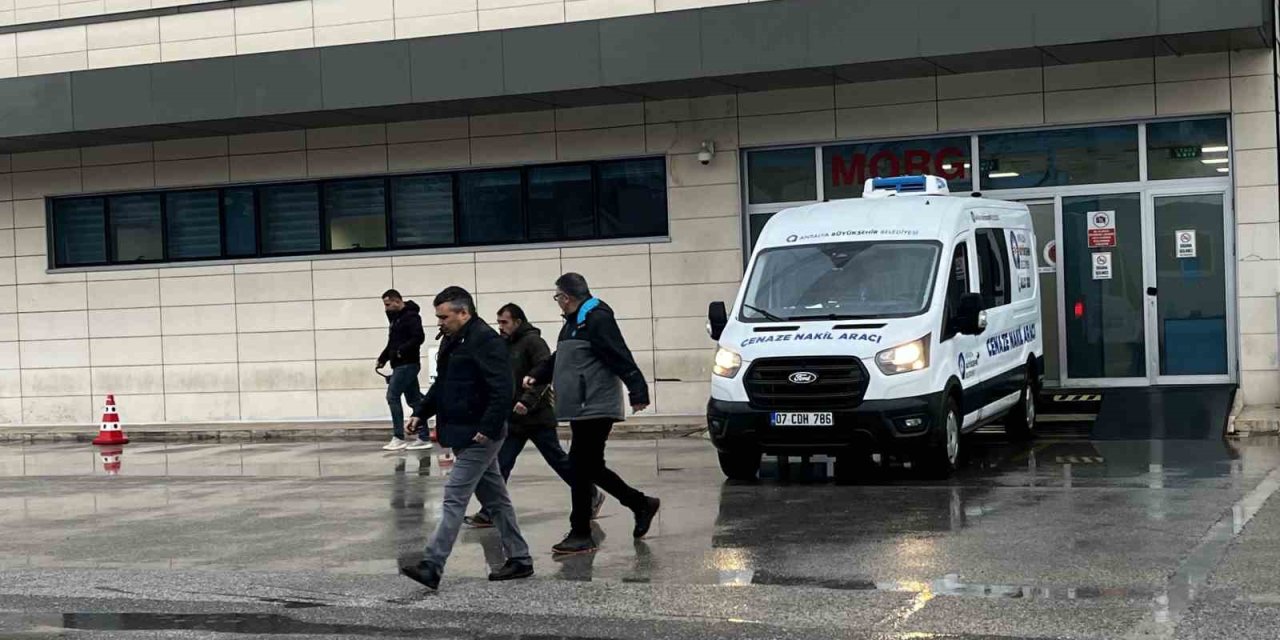 Antalya’da Evinde Silahla Vurulmuş Halde Ölü Bulunan Kişinin Cenazesi Teslim Alındı