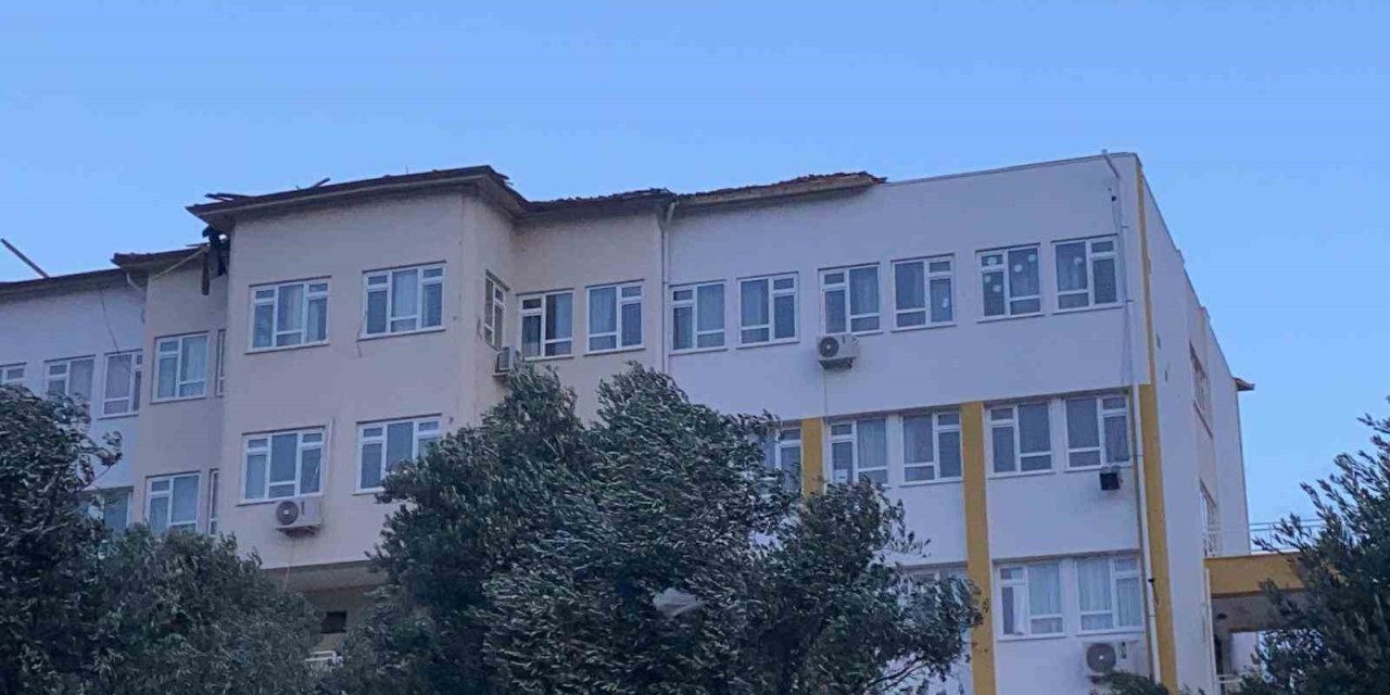Kaş’ta Fırtına Bir Okulun Çatısına Zarar Verdi