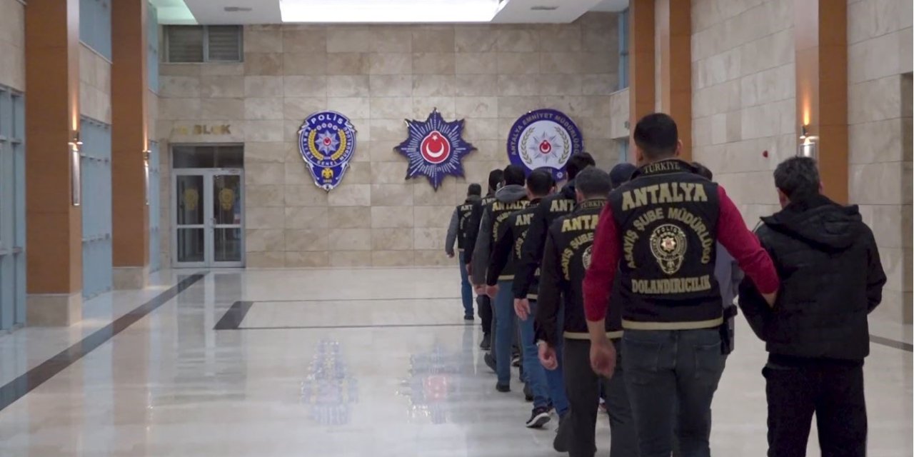 Kendilerini Polis Ve Savcı Olarak Tanıtıp 16 Milyon Liralık Vurgun Yaptılar