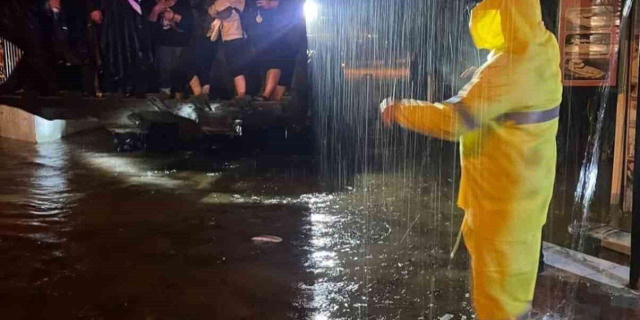 Kemer’de Sağanak Yağışta Mahsur Kalanları Jandarma Kurtardı