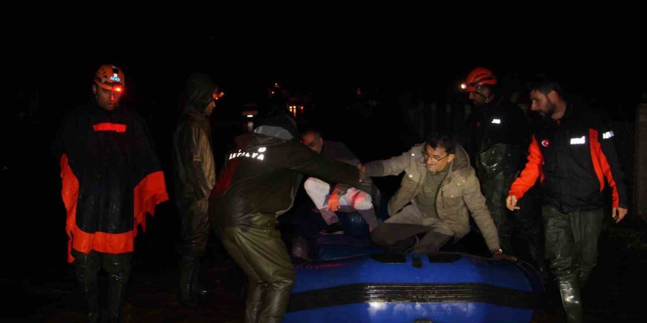 Antalya Kumluca’da Sağanak Yağış Tarım Arazilerini Sular Altında Bıraktı, Araçta Mahsur Kalan Sürücü Botla Kurtarıldı