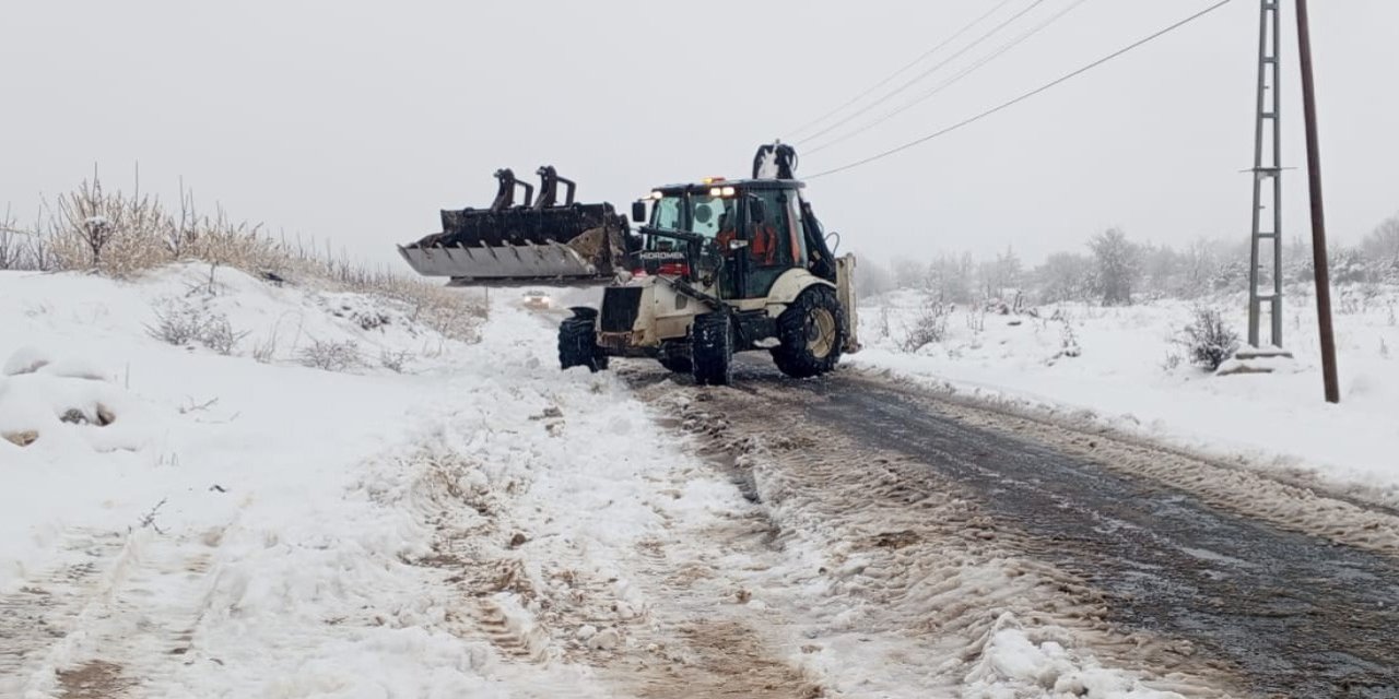 Mersin Büyükşehir Belediyesi Ekipleri Karla Mücadeleye Başladı