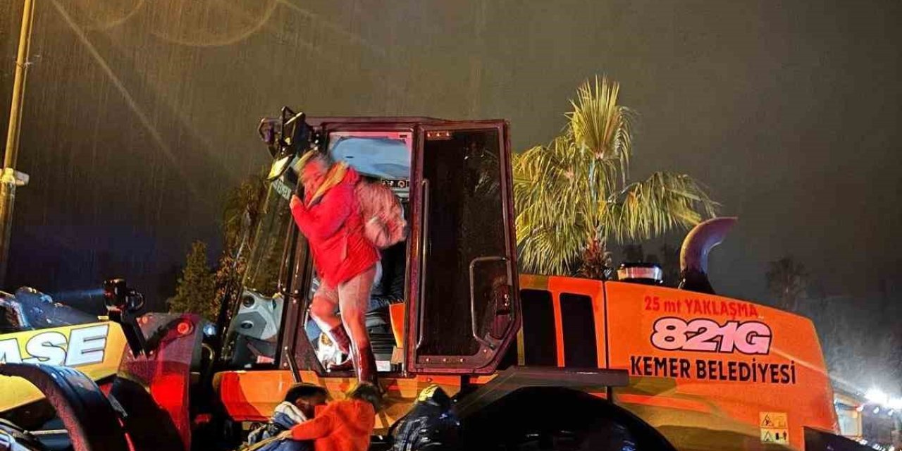 Antalya’da Taşkında Evlerinde Mahsur Kalan 4 Çocuk Ve Yaşlı Kadın Pansiyona Yerleştirildi