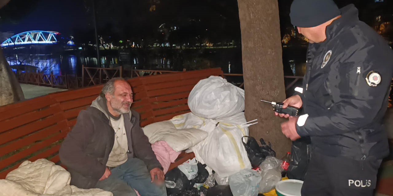 Bankta Hayatını Sürdüren Adam, Otelde Konaklamayı Kabul Etmedi