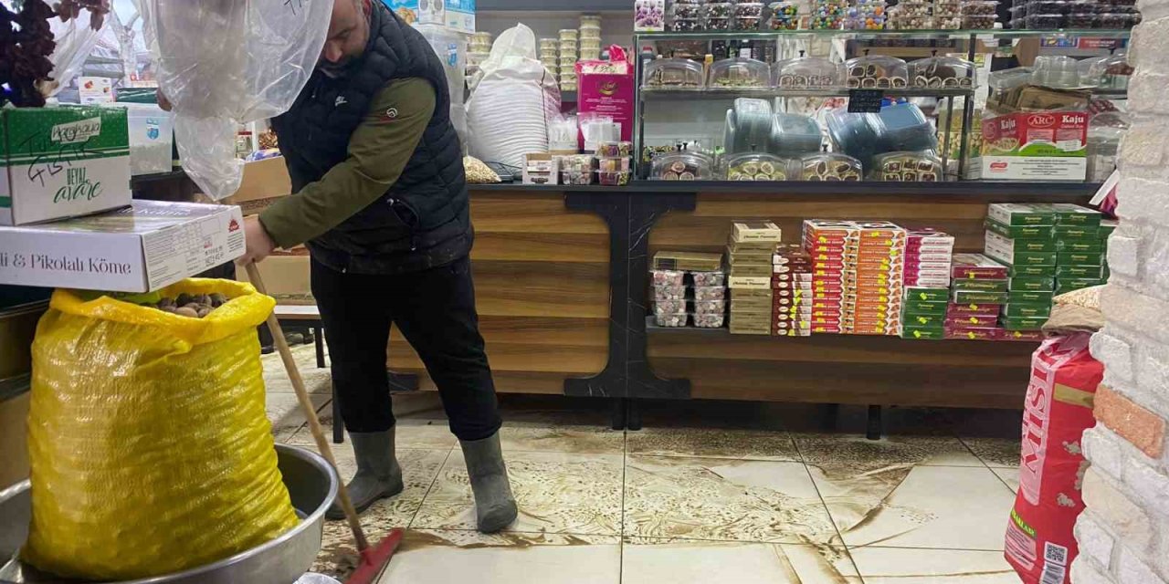 Antalya’da Sağanak Hayatı Felç Etti: İş Yerleri Su Basan Esnaf Sabahın İlk Işığıyla Temizliğe Başladı